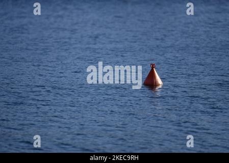 Rote Boje auf den Gewässern von Vourkari auf der Insel Kea, Kykladen Griechenland. Stockfoto