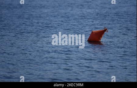 Rote Boje auf den Gewässern von Vourkari auf der Insel Kea, Kykladen Griechenland. Stockfoto