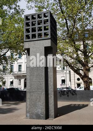 München, Denkmal für die Opfer der Nazi-Tyrannei, Platz der Opfer des Nationalsozialismus, mit der Ewigen Flamme, München, 1985 vom Bildhauer Andreas Sebeck geschaffen. Stockfoto