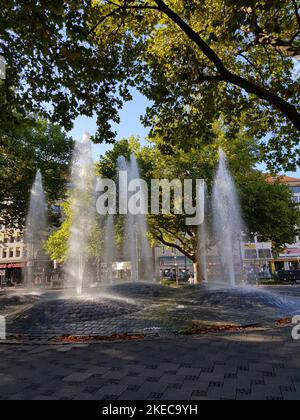 Brunnen Sendlinger-Tor-Platz, 1972 von Heiner Schuhmann geschaffen. Die Brunnen stammen aus einem 3,2 Quadratmeter großen Kreis, in dem 5 Brunnen um ein Sechstel in der Mitte angeordnet sind. Sie haben eine Höhe von 3,50 Metern. Stockfoto