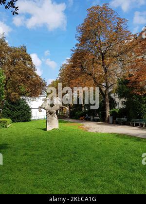Kleiner Park an der Herzog-Wilhelm-Straße, mit Geschäften, Restaurants, Spielplatz, zwischen Stachus und Sendlinger Tor, unterhalb fließt der ehemalige Stadtgrabenbach, der wieder an die Oberfläche gebracht werden soll. Stockfoto