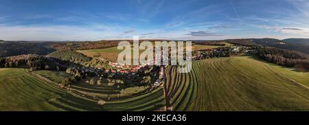 Deutschland, Thüringen, Masserberg, Heubach, Dorf, Wiesen, Wiesenterrassen, Rennsteig-Umgebung, Übersicht, Luftbild, Panoramafoto Stockfoto