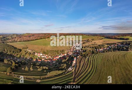 Deutschland, Thüringen, Masserberg, Heubach, Dorf, Wiesen, Wiesenterrassen, Rennsteig-Umgebung, Übersicht, Luftbild Stockfoto