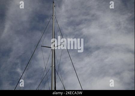 Segelboot Mast gegen einen bewölkten Himmel. Stockfoto