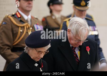 Der Herzog und die Herzogin von Gloucester schließen sich den Mitgliedern der Streitkräfte, Veteranen und der Öffentlichkeit während eines Waffenstillstandstages an, der den Jahrestag des Endes des Ersten Weltkriegs anläßlich des Armed Forces Memorial im National Memorial Arboretum, Alrewas, Staffordshire, feiert. Bilddatum: Freitag, 11. November 2022. Stockfoto