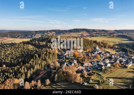 Deutschland, Thüringen, Stadt Schwarzatal, Lichtenhain, Dorf, Bahnhof, Zug auf der Steilbahn, Bergbahn, Wald, Oberweißbach im Hintergrund, Luftbild, Abendlicht Stockfoto