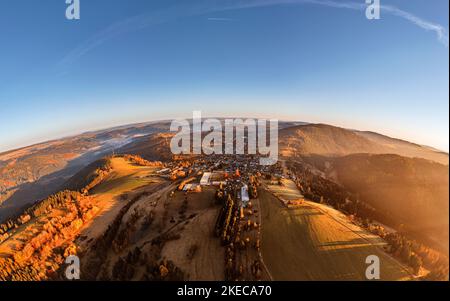 Deutschland, Thüringen, Stadt Schwarzatal, Meuselbach-Schwarzmühle, Dorf, Schwarzatal, Tal der Weißen Schwarza, Meuselbacher Kuppe, Wald, Berge, Täler, Seitenlicht, Luftaufnahme, Halbkugel-Panorama Stockfoto