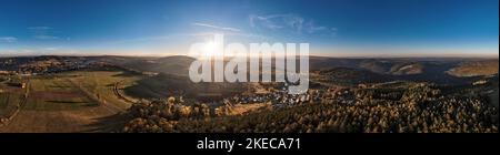 Deutschland, Thüringen, Stadt Schwarzatal, Lichtenhain, Dorf, Landschaft, Wald, Felder, Berge, Täler, Oberweißbach im Hintergrund, Sonnenuntergang, Übersicht, Luftaufnahme, Panoramafoto, Rücklicht Stockfoto