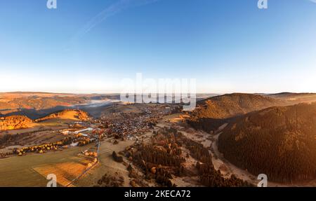 Deutschland, Thüringen, Stadt Schwarzatal, Meuselbach-Schwarzmühle, Tal der Weißen Schwarza, Wiesen, Wald, Berge, Landschaft, Übersicht, Morgenlicht, Luftaufnahme Stockfoto