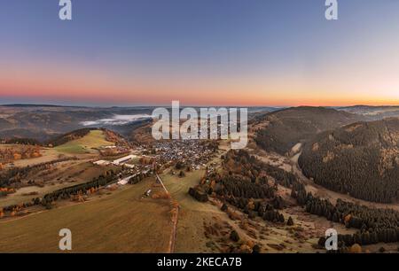 Deutschland, Thüringen, Stadt Schwarzatal, Meuselbach-Schwarzmühle, Dorf, Tal der Weißen Schwarza, Wald, Berge, Täler, Meuselbacher Kuppe, Tagesanbruch, Übersicht Stockfoto