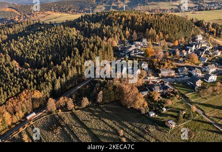 Deutschland, Thüringen, Stadt Schwarzatal, Lichtenhain, Dorf, Bahnhof, Zug auf der Steilbahn, Bergbahn, Wald, Oberweißbach im Hintergrund, schräge Ansicht, Luftaufnahme, Abendlicht Stockfoto