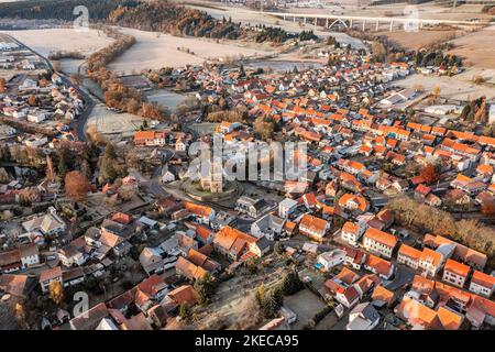 Deutschland, Thüringen, Ilmenau, Gräfinau-Angstedt, Dorf, Dorfzentrum, Übersicht, Eisenbahnlinie Erfurt - Nürnberg im Hintergrund, Eisenbahnbrücke, Felder, schräge Ansicht, Luftaufnahme Stockfoto