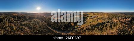 Deutschland, Thüringen, Großbreitenbach, Neustadt am Rennsteig, Kahlert, Dörfer, Rennsteig, Straße, Wald, Berge, Übersicht, Luftaufnahme, Abendlicht, teilweise Rücklicht, 36ö Panorama Stockfoto