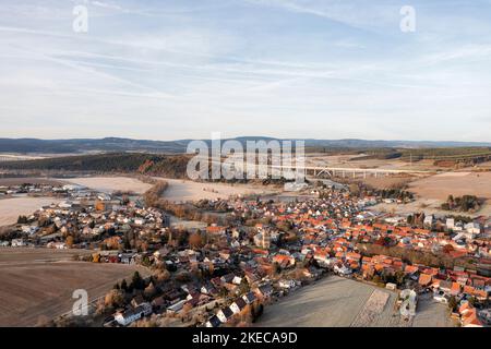 Deutschland, Thüringen, Ilmenau, Gräfinau-Angstedt, Dorf, Übersicht, Eisenbahn-Hochgeschwindigkeitsstrecke Erfurt - Nürnberg im Hintergrund, Eisenbahnbrücke, Felder, Luftaufnahme Stockfoto