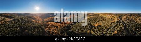 Deutschland, Thüringen, Großbreitenbach, Neustadt am Rennsteig, Kahlert, Dörfer, Rennsteig, Straße, Wald, Berge, Übersicht, Luftaufnahme, Abendlicht, Sonne, teilweise Hintergrundbeleuchtung, 36 Grad Panorama Stockfoto