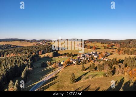 Deutschland, Thüringen, Neustadt am Rennsteig, Kahlert, Dörfer, Rennsteig, Straße, Wald, Berge, Übersicht, Luftaufnahme, Abendlicht Stockfoto