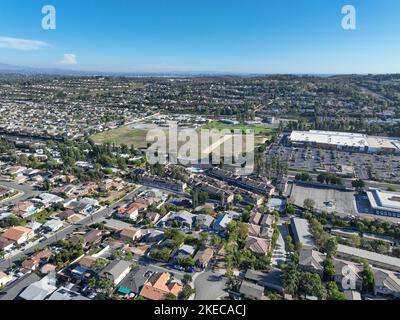 Luftaufnahme der Stadt La Habra, in der nordwestlichen Ecke von Orange County, Kalifornien, USA. Stockfoto