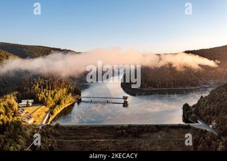 Deutschland, Thüringen, Schleusegrund, Schönbrunn, Schönbrunn, Staumauer, tief hängende Wolke, Landschaft, Wald, Berge, Morgenlicht, Luftaufnahme Stockfoto