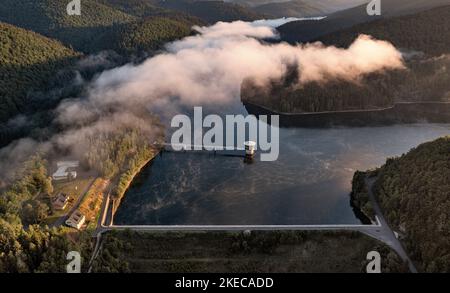 Deutschland, Thüringen, Schleusegrund, Schönbrunn, Schönbrunn, Staumauer, teilweise niedrige Wolke, Landschaft, Wald, Berge, Morgenlicht, Übersicht, schräge Ansicht, Luftaufnahme Stockfoto