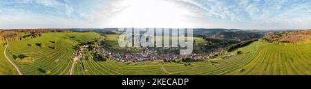 Deutschland, Thüringen, Masserberg, Heubach, Dorf eingebettet in zwei Täler, Wiesenterrassen, Rennsteig-Umgebung, Übersicht, Luftbild, Teilweise Hintergrundbeleuchtung, Morgenlicht, 36 Grad Panorama Stockfoto