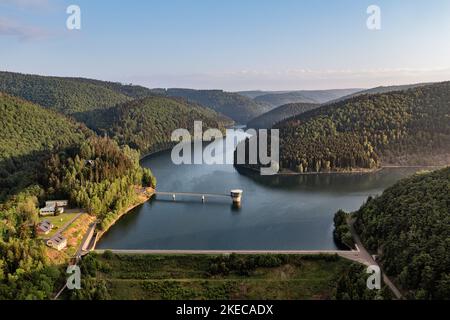 Deutschland, Thüringen, Schleusegrund, Schönbrunn, Schönbrunn, Staumauer, Landschaft, Wald, Berge, Täler, Morgenlicht, Übersicht, Luftaufnahme Stockfoto