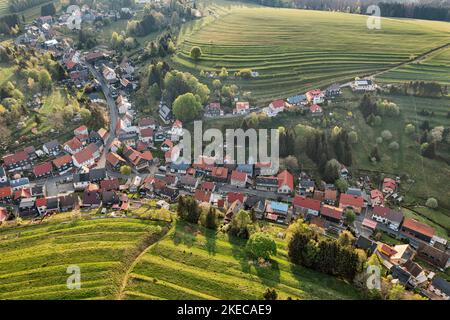 Deutschland, Thüringen, Masserberg, Heubach, Dorf eingebettet in zwei Täler, Wiesenterrassen, Rennsteig-Umgebung, Übersicht, schräge Sicht, Luftaufnahme, Rücklicht, Morgenlicht Stockfoto