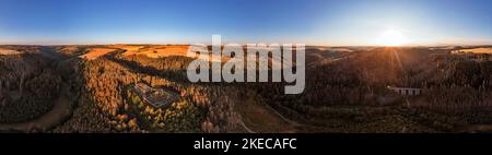 Deutschland, Thüringen, Remptendorf, Weisbach, Wysburg, Ruine, Grundmauern, Berge, Täler, Wald, Eisenbahnbrücke, Sonnenaufgang, Übersicht, Luftaufnahme, 36ö Panorama Stockfoto