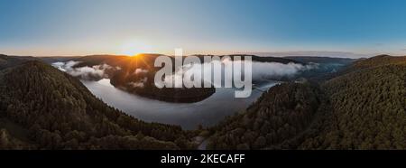 Deutschland, Thüringen, Schleusegrund, Schönbrunn, Schönbrunn, Landschaft, teils niedrige Wolken, Wald, Berge, Täler, sonnenaufgang, Hintergrundbeleuchtung, Panoramafoto Stockfoto