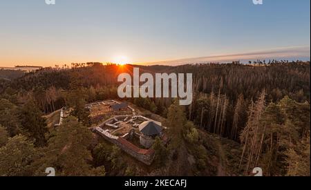 Deutschland, Thüringen, Remptendorf, Weisbach, Wysburg, Ruine, Grundmauern, Wald, Eisenbahnbrücke im Hintergrund, Sonnenaufgang, Übersicht, Luftaufnahme Stockfoto