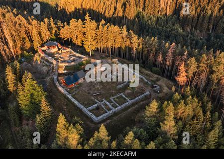 Deutschland, Thüringen, Remptendorf, Weisbach, Wysburg, Ruine, Grundmauern, Wald, Morgenlicht, Übersicht, Schräge Ansicht, Luftaufnahme Stockfoto