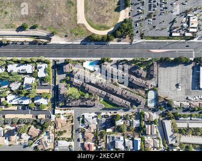 Luftaufnahme der Stadt La Habra, in der nordwestlichen Ecke von Orange County, Kalifornien, USA. Stockfoto