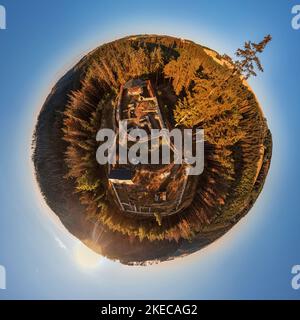 Deutschland, Thüringen, Remptendorf, Weisbach, Wysburg, Ruine, Grundmauern, Wald, Sonnenaufgang, Übersicht, Kugelförmiges Panorama Stockfoto