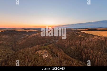 Deutschland, Thüringen, Remptendorf, Weisbach, Wysburg, Ruine, Grundmauern, Wald, Täler, Eisenbahnbrücke im Hintergrund, Sonnenaufgang, Übersicht, Luftbild Stockfoto