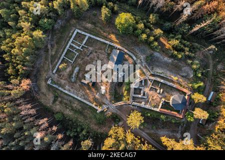 Deutschland, Thüringen, Remptendorf, Weisbach, Wysburg, Ruine, Grundmauern, Wald, Morgenlicht, Übersicht, Luftaufnahme Stockfoto