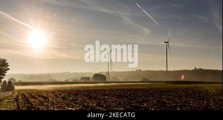 Erneuerbare Energie in der Landschaft, bei Bad Saulgau, Windturbinen und Sonne Stockfoto