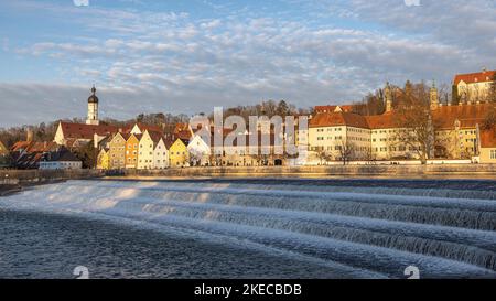 Flusspromenade und Lech zur goldenen Stunde. Landsberg am Lech, Bayern, Deutschland. Stockfoto