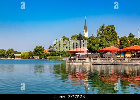 Biergarten Seehotel Schlierseer Hof, Pfarrkirche St. Sixtus und See, Schliersee, Bayerische Alpen, Kreis Miesbach, Oberbayern, Bayern, Deutschland, Europa Stockfoto