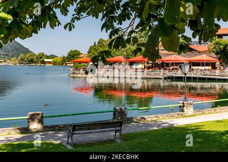 Biergarten Seehotel Schlierseer Hof, Schliersee, Bayerische Alpen, Kreis Miesbach, Bayern, Deutschland, Europa Stockfoto