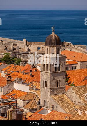 DUBROVNIK, KROATIEN, EUROPA - Glockenturm des Franziskanerklosters in der ummauerten Festungsstadt Dubrovnik an der Dalmatiner Küste. Stockfoto