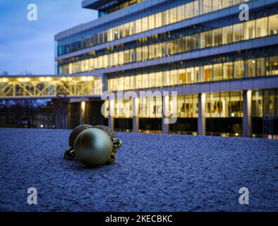 Nahaufnahme von weihnachtsdekorationen vor beleuchteten Gebäuden Stockfoto