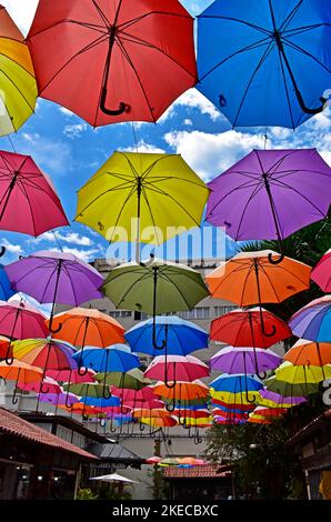 PETROPOLIS, RIO DE JANEIRO, BRASILIEN - 28. Oktober 2022: Bunte Regenschirme im kommerziellen Bereich Stockfoto