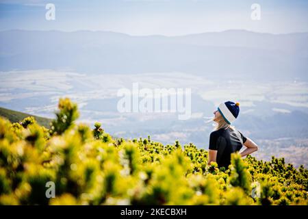 Die schöne blonde Frau genießt den Moment auf einer Bergwanderung in der Slowakischen Tatra Stockfoto