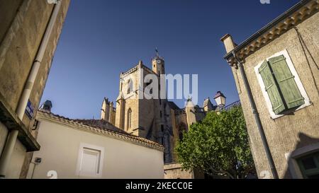 Das Kollegium Saint Étienne in Capestang wurde im 13. Jahrhundert im gotischen Stil erbaut. Der Glockenturm ist 43 Meter hoch. Monument historique. Stockfoto