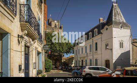 Maison de maetre in Capestang. Der Glockenturm des Kollegiums Saint Étienne ist 43 Meter hoch. Monument historique. Stockfoto