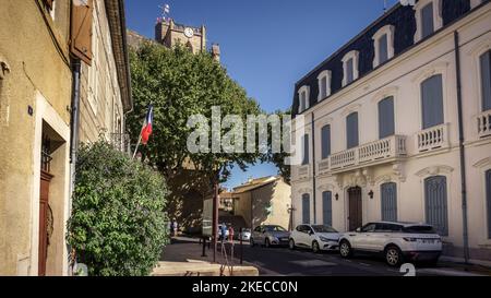 Maison de maetre in Capestang. Der Glockenturm des Kollegiums Saint Étienne ist 43 Meter hoch. Monument historique. Stockfoto