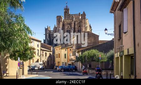 Das Kollegium Saint Étienne in Capestang wurde im 13. Jahrhundert im gotischen Stil erbaut. Der Glockenturm ist 43 Meter hoch. Monument historique. Stockfoto