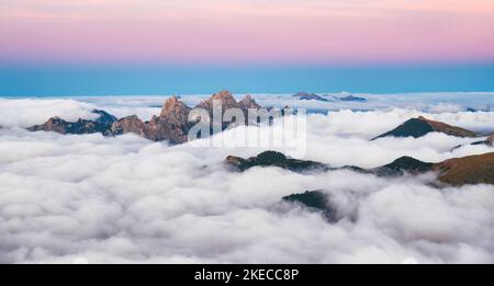 Nach Sonnenuntergang erheben sich Berge aus den Wolken. Tannheimer Gruppe mit Gimpel und Köllenspitze. Tirol, Österreich Stockfoto