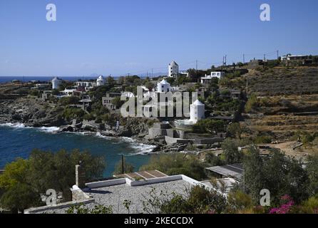 Landschaft mit malerischem Blick auf Koundouros, ein malerisches Dorf mit Sandstrand, Windmühlen und teuren Villen auf der Insel Kea, Kykladen Griechenland. Stockfoto