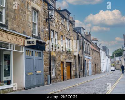 St Andrews Scotland - juni 26 2009; Editorial St Andrews Street mit Buchhandlung und alten Steinhäusern. Stockfoto