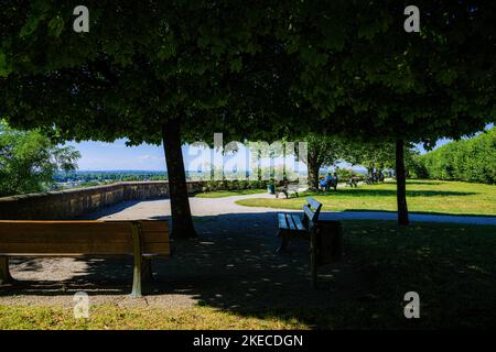 Parkbänke im Hofgarten von Schloss Dachau, Dachau, Oberbayern, Bayern, Deutschland Stockfoto